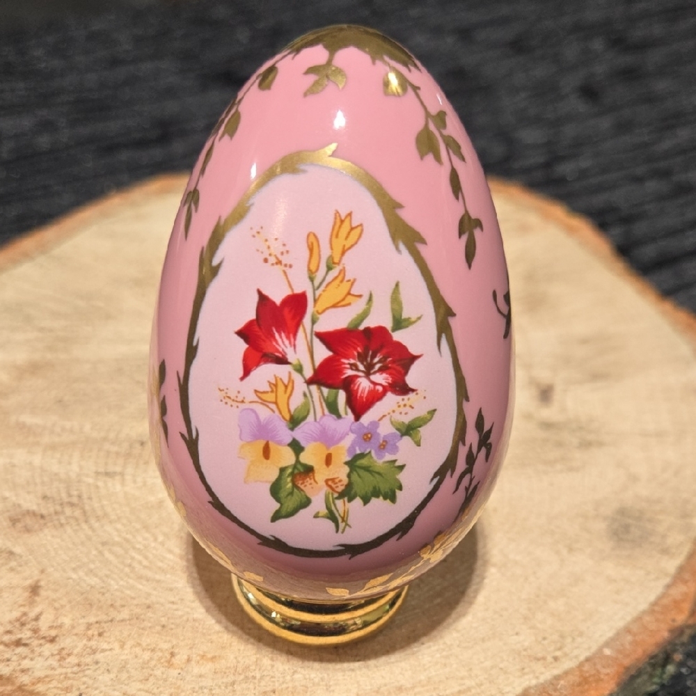 1990 The Franklin Mint pink collectible egg, part of the "Collector's Treasury o